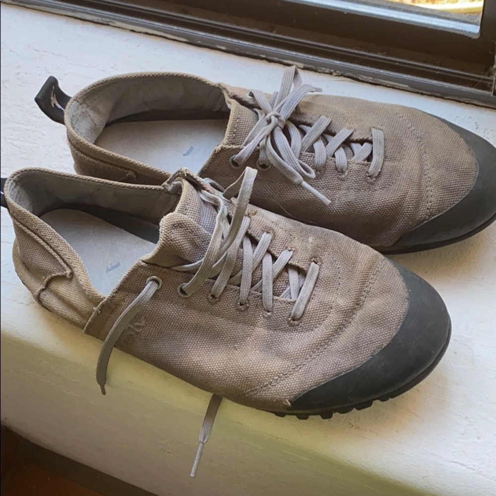 • evolv • men’s size 9 approach shoes